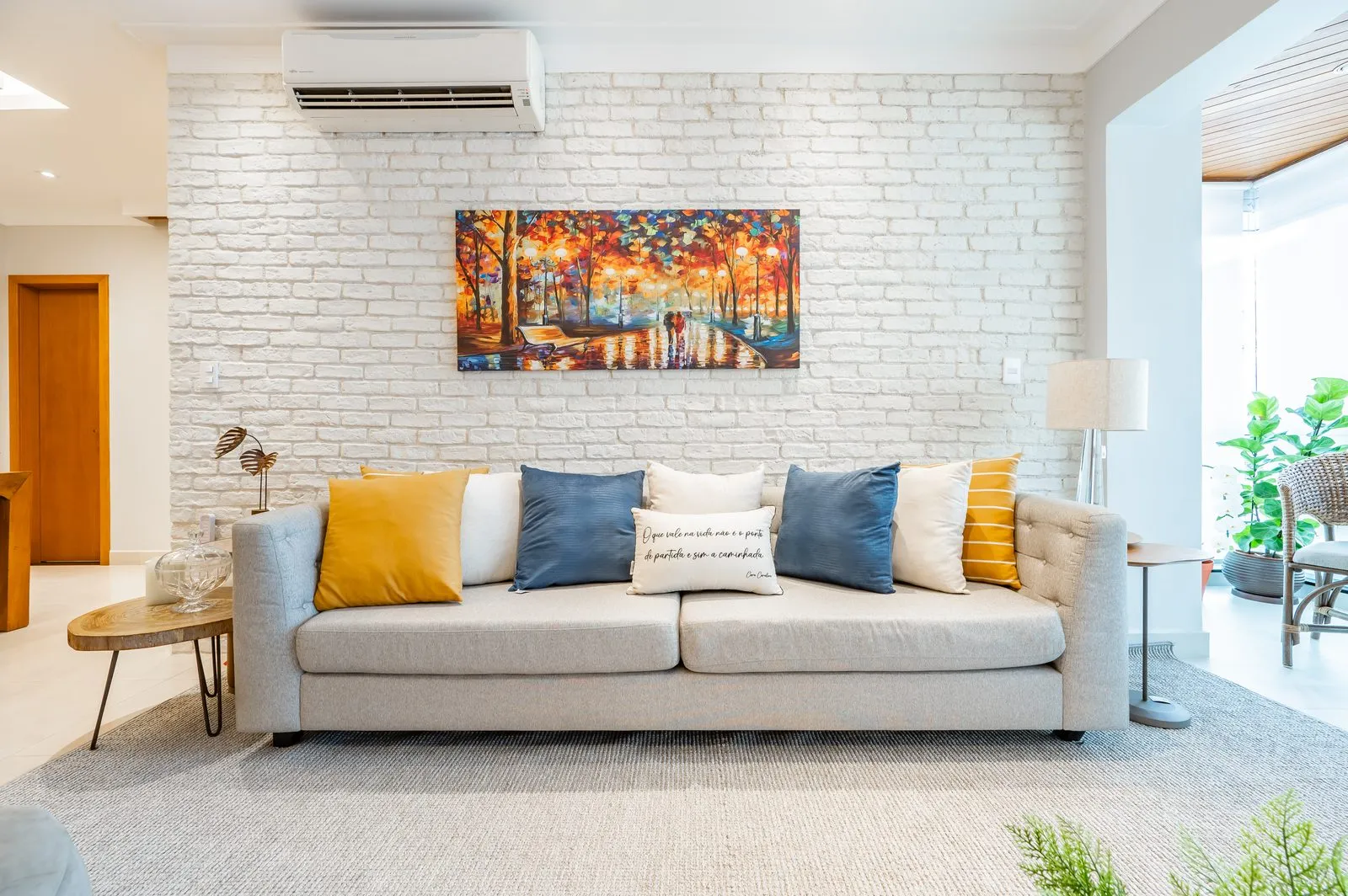 Área do sofá com pintura decorativa