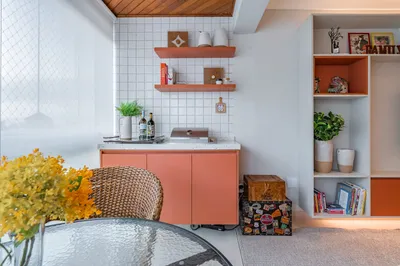 Varanda gourmet com bancada e espaço de convivência — reforma de apartamento Santos