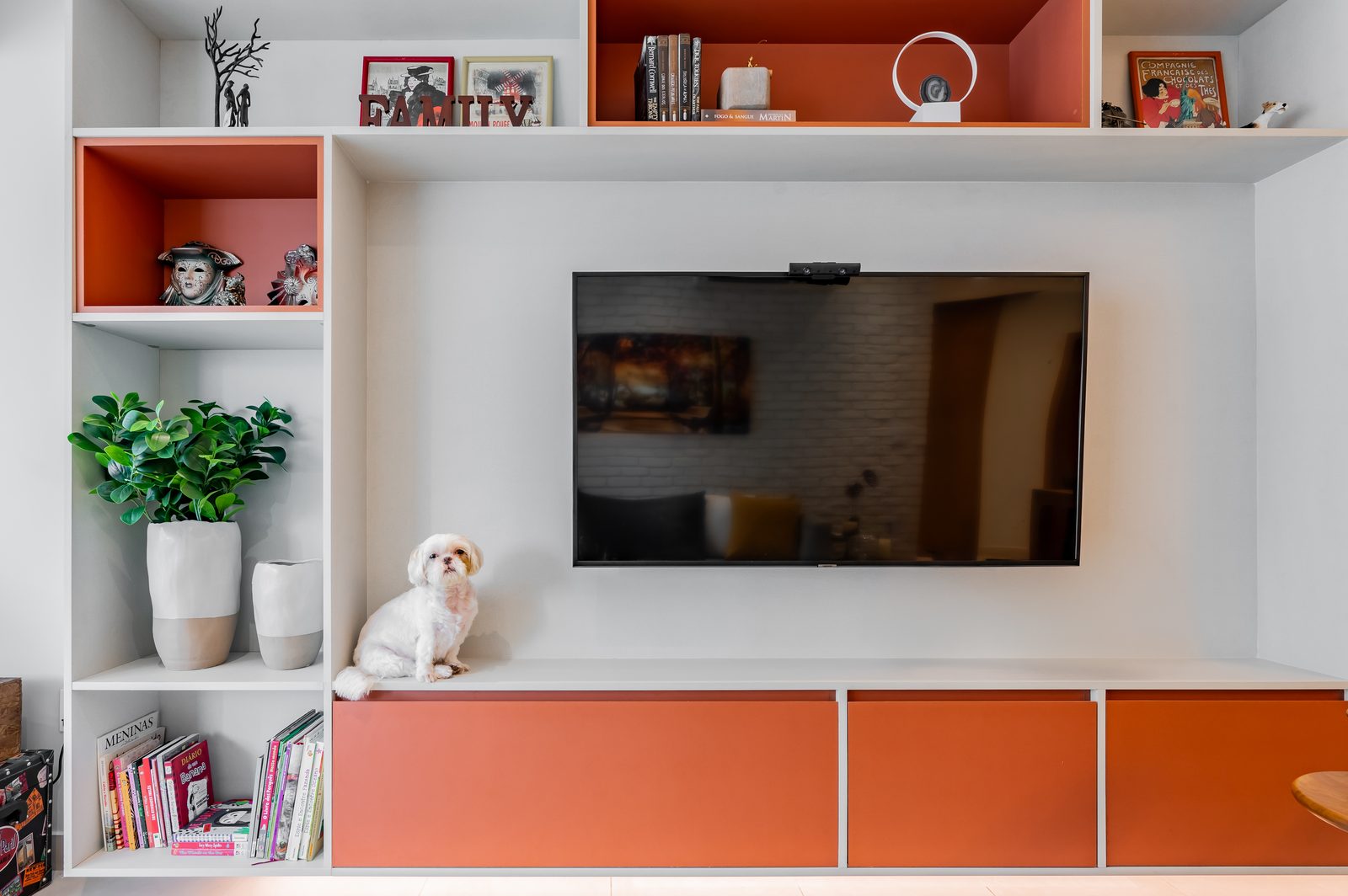 Painel de TV com estante de nichos coloridos