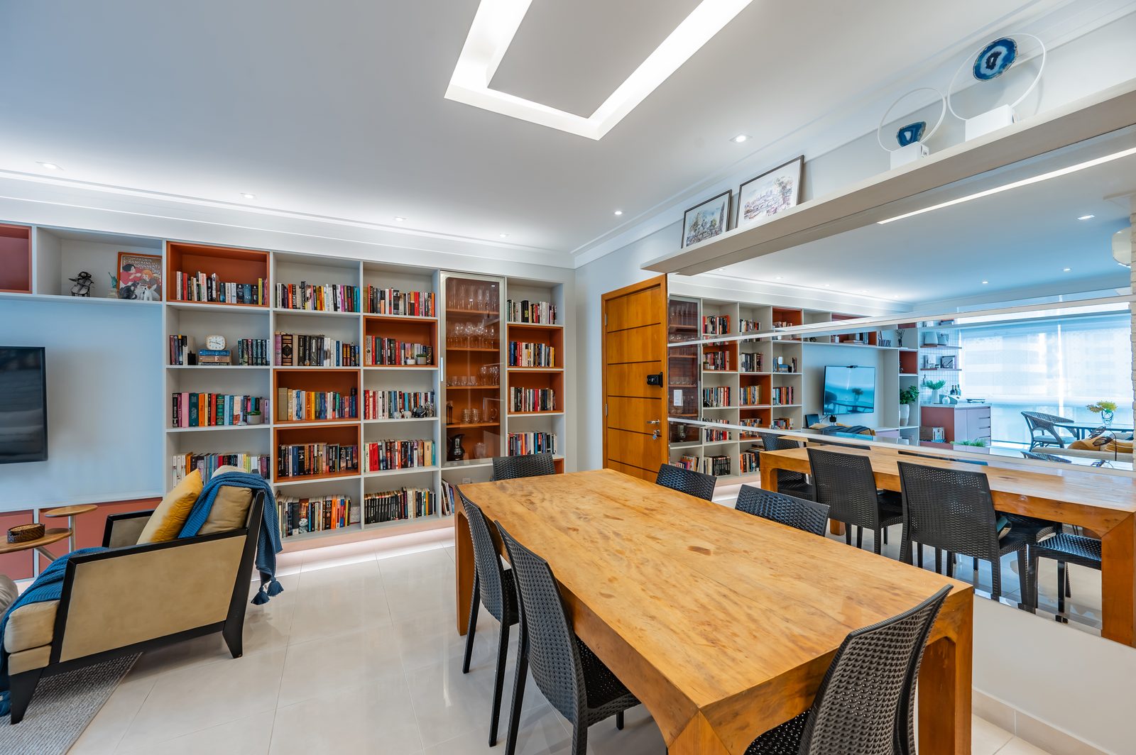 Sala de jantar com mesa de madeira de demolição