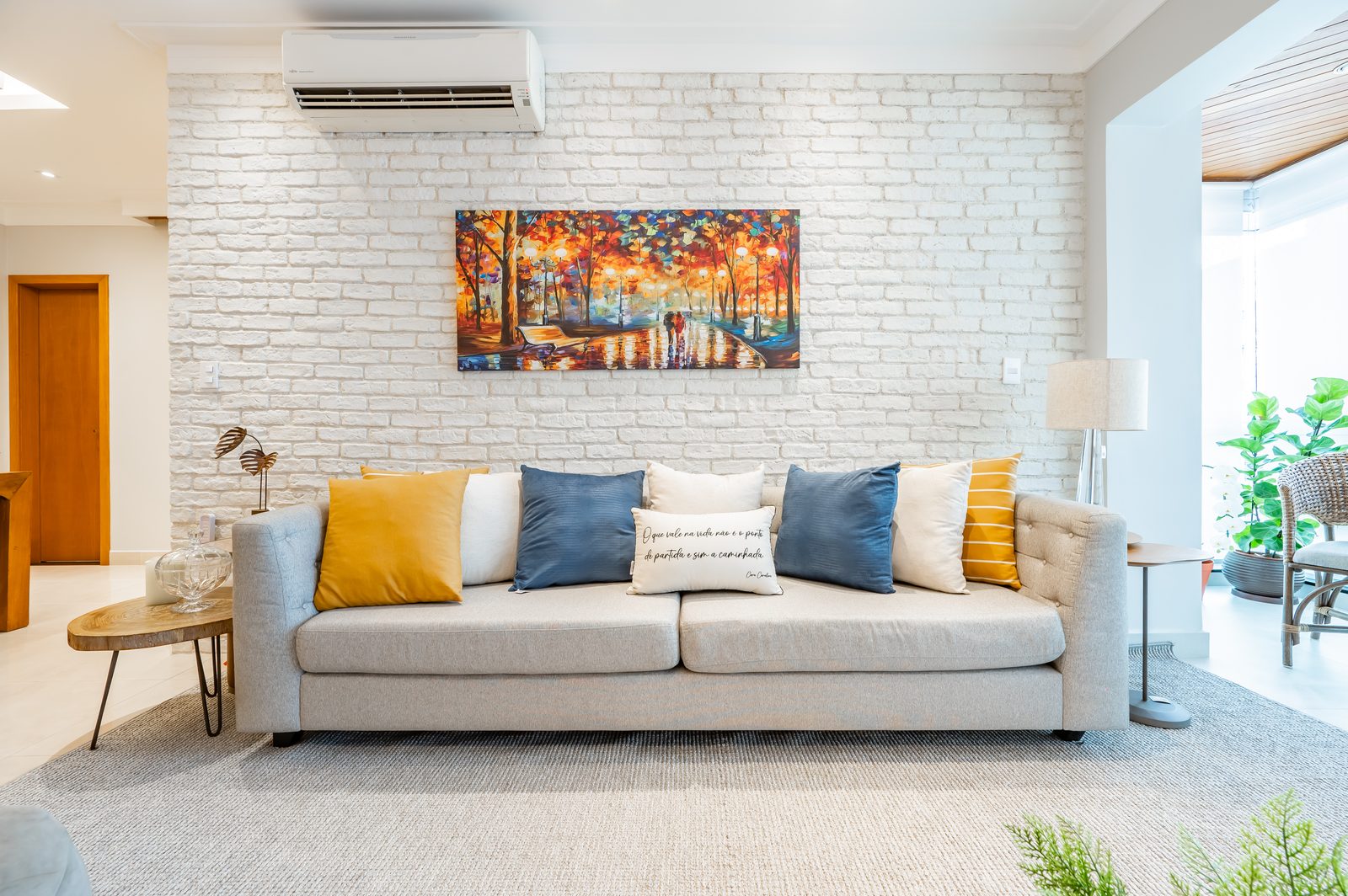 Área do sofá com pintura decorativa